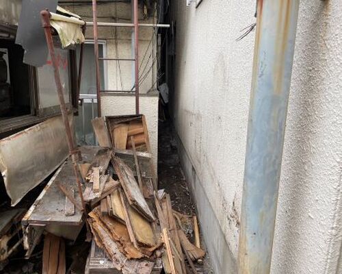 【庭の残置物撤去事例】横浜市で木材や雨ざらしの家具などを回収！屋外の不用品もお任せください