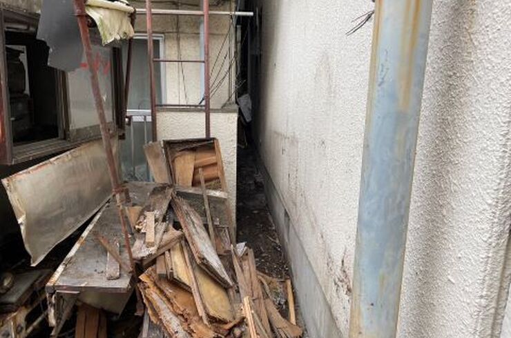 【庭の残置物撤去事例】横浜市で木材や雨ざらしの家具などを回収！屋外の不用品もお任せください