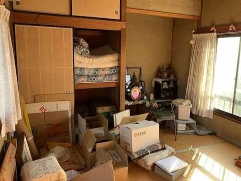 遺品や家財が残っていた室内（ビフォー）