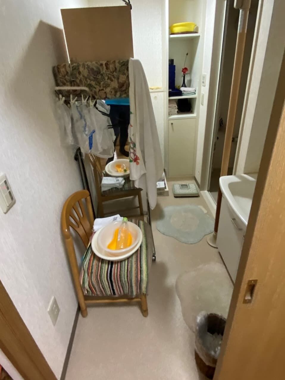 鎌倉市 2LDKマンションの遺品整理 洗面所 片付け前