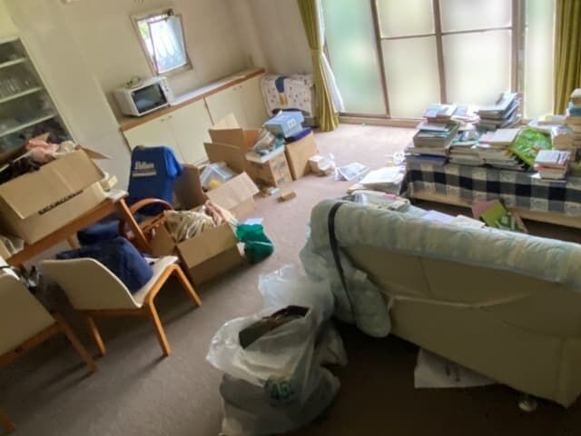 茅ケ崎市4LDK一軒家の不用品回収 リビング 片付け前