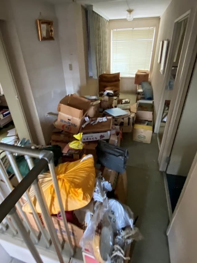 茅ケ崎市4LDK一軒家の不用品回収 廊下 片付け前