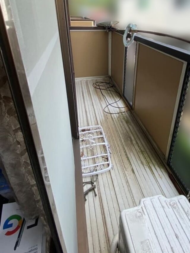 藤沢市2DKアパートの不用品回収 ベランダ 片付け前