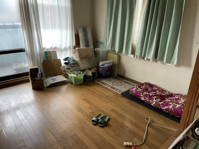 2LDKマンションの不用品回収事例　リビング　片付け前