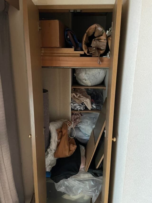 2LDKマンションの不用品回収事例　クローゼット片付け前