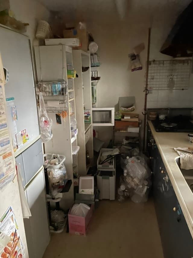 2LDKマンションの不用品回収事例　キッチン　片付け前