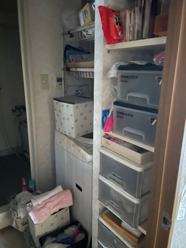 2LDKマンションの不用品回収事例　洗面所　片付け前