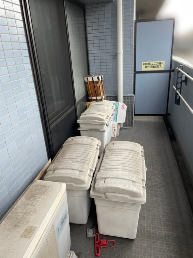 2LDKマンションの不用品回収事例　ベランダ　片付け前