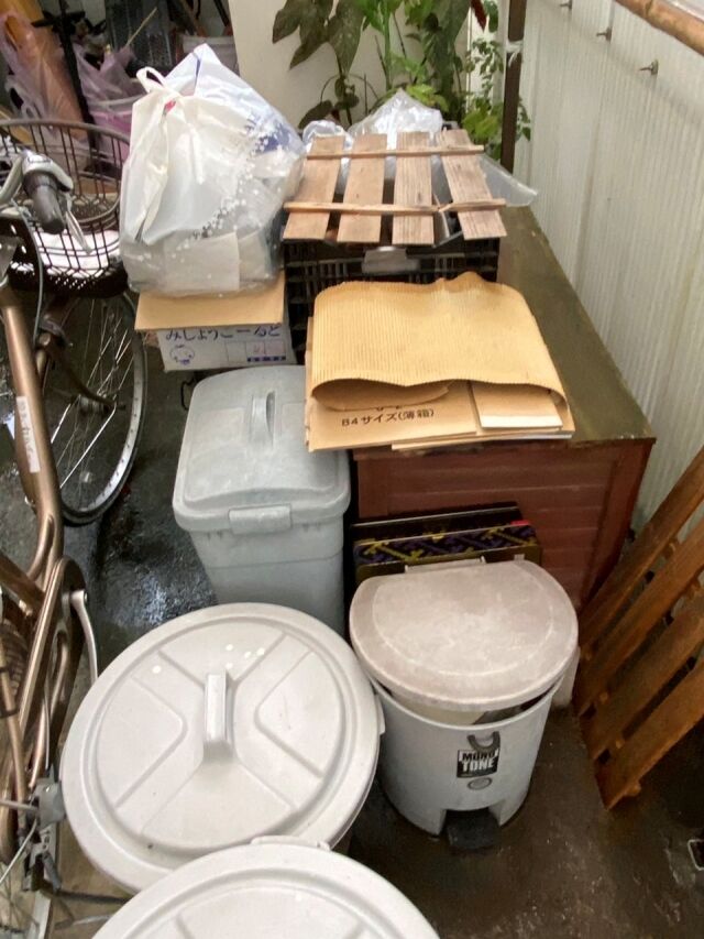 藤沢市の3LDK一軒家の不用品回収 庭 作業前