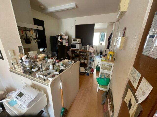 藤沢市の1LDK遺品整理事例　リビング　片付け前