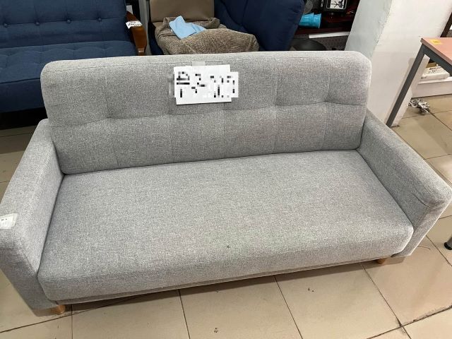 フィリピンの直営店に並ぶリユースソファ
